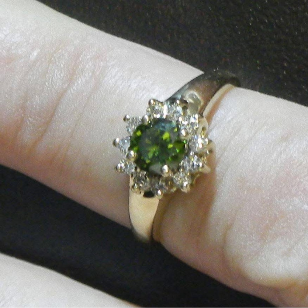 14kt yellow Gold and Green VS1 and white diamond Ring - Picture 4 of 4